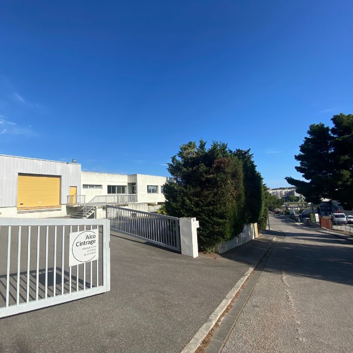 Enlèvement usine des menuiseries cintrées aluminium